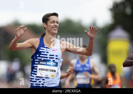 Heusden Zolder, Belgien. 15. Juli 2023. Der belgische Ruben Verheyden feiert nach dem Rennen von 1500m auf der 44. Ausgabe des Leichtathletik-Meetings von Nacht van de Atletiek in Heusden-Zolder am Samstag, den 15. Juli 2023. BELGA FOTO KRISTOF VAN ACCOM Kredit: Belga News Agency/Alamy Live News Stockfoto