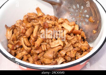 Sautierte Pilze zum Kochen. Kartoffeln mit Pfifferlingen, Rezept. Nahaufnahme. Stockfoto