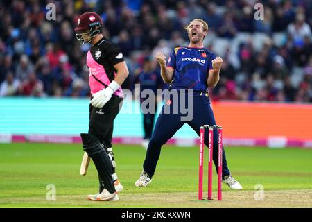 Essex's Paul Walter (rechts) feiert das Wicket von Somersets Tom Abell während des Finalspiels Vitality Blast T20 in Edgbaston, Birmingham. Bilddatum: Samstag, 15. Juli 2023. Stockfoto