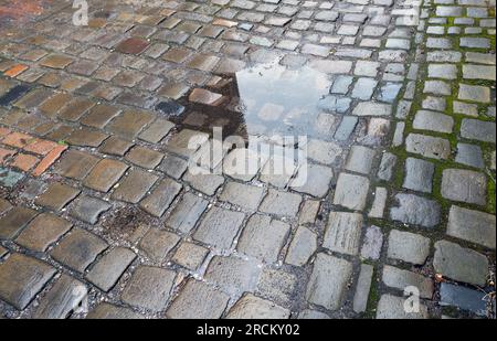 Middleport Pottery, Port Street, Burslem, Middleport, Stoke-on-Trent, Staffordshire, England, Großbritannien - Blick auf die Kopfsteinpflasterstraße Stockfoto