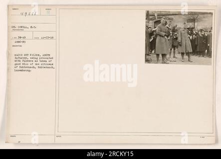 Major Guy Wilson von der 126. Infanterie wird in Echternach, Luxemburg, mit Blumen als Geste des guten Willens der einheimischen Bürger präsentiert. Dieses Foto wurde am 23. November 1918 vom Fotografen Dewell aufgenommen. (Hinweise: 49211 006) Stockfoto