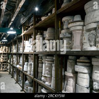 Middleport Pottery, Port Street, Burslem, Middleport, Stoke-on-Trent, Staffordshire, England, Großbritannien - Blick auf Gipskunstformen Stockfoto