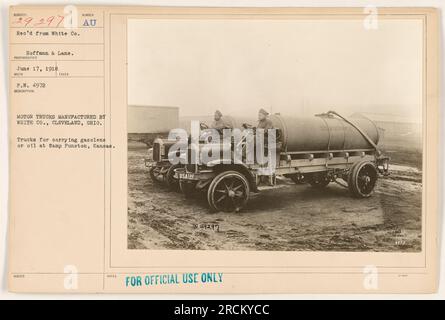 Eine Flotte von Motorwagen, die von der White Co. In Cleveland, Ohio, hergestellt wurden, ist hier im Camp Funston, Kansas, zu sehen. Diese Lkw wurden speziell für die Beförderung von Benzin oder Öl im 1. Weltkrieg entwickelt. (C-1918) Stockfoto