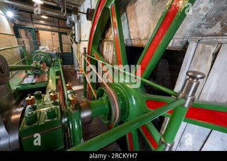 Middleport Pottery, Port Street, Burslem, Middleport, Stoke-on-Trent, Staffordshire, England, Großbritannien – Innenraum des Maschinenraums Stockfoto