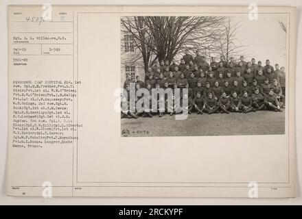 Personal des Camp Hospital #24 in Langres, Haute Marne, Frankreich. Das Foto enthält verschiedene Ränge und Namen von Personen in der ersten, zweiten und dritten Reihe. Sergeant A. L. Villanova machte das Foto und erhielt es am 1. Dezember 1919. Die insgesamt entnommenen Mengen sind als 00 SUMBE 13 1-349 aufgeführt, und die Anmerkungen geben die Referenznummer 45076 an. Stockfoto