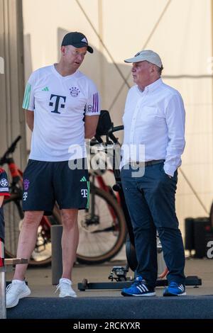 Rottach Egern, Deutschland. 15. Juli 2023. Fußball: Bundesliga, Beginn des Trainingscamps des FC Bayern München: Teamarzt Jochen Hahne (L.) spricht mit Uli Hoeneß. Kredit: David Inderlied/dpa/Alamy Live News Stockfoto