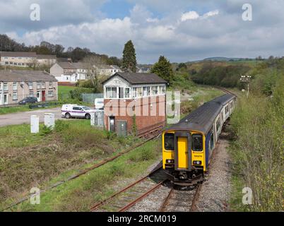 Klasse 150 DMU train150270, vorbei an der mechanischen Signal- und Signalbox des unteren Quadranten in Tondu, Südwales, Großbritannien Stockfoto