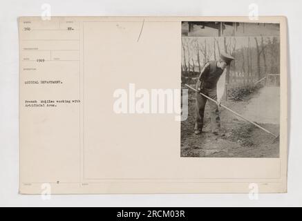 Französischer Mann, der im Ersten Weltkrieg mit einer künstlichen Hand an der Medizinischen Abteilung arbeitete. Dieses Foto wurde 1919 von Syed Ol EU herausgegeben und zeigt die Bemühungen der Medizinischen Abteilung, französischen Amputierten Prothesen zu liefern. Stockfoto