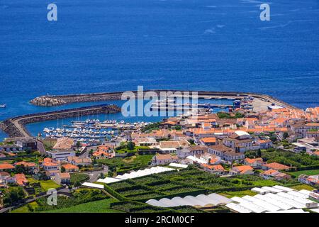 Blick auf den Hafen mit Ananas- und Bananenplantagen im Landesinneren vom Aussichtspunkt auf die Nossa Senhora da Paz oder die Kapelle Our Lady of Peace in Vila Franca do Campo auf der Insel Sao Miguel, Azoren, Portugal. Das Dorf wurde Mitte des 15. Jahrhunderts von Goncalo Vaz Botelho gegründet. Stockfoto