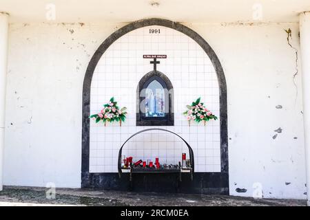 Römisch-katholischer Schrein für Fischer an den Fischdocks am Ufer des historischen Dorfes Vila Franca do Campo auf der Insel Sao Miguel, Azoren, Portugal. Das Dorf wurde Mitte des 15. Jahrhunderts von Goncalo Vaz Botelho gegründet. Stockfoto