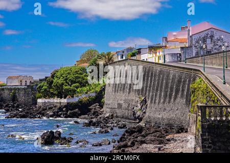 Ufer und Vasco da Silveira Straße, die vom Ufergebiet zum historischen Dorf Vila Franca do Campo in Sao Miguel Island, Azoren, Portugal führt. Das Dorf wurde Mitte des 15. Jahrhunderts von Goncalo Vaz Botelho gegründet. Stockfoto