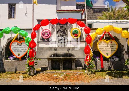 Festliche Dekorationen auf der Igreja de São Miguel Arcanjo aus dem 16. Jahrhundert für das Festival São João da Vila im historischen Dorf Vila Franca do Campo auf der Insel Sao Miguel, Azoren, Portugal. Das Dorf wurde Mitte des 15. Jahrhunderts von Goncalo Vaz Botelho gegründet. Stockfoto