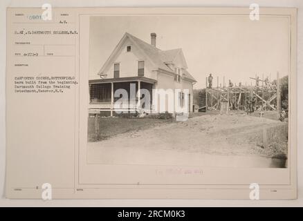 Soldaten der Dartmouth College Training Einheit in Hannover, New Hampshire, nehmen an einem Schreinerkurs Teil. Auf diesem Foto sehen Sie, wie sie die Butterfield-Scheune von Grund auf bauen. Dieses Bild wurde vom Fotografen S.AT.C. Dartmouth College. Stockfoto