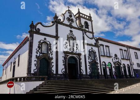 Die Kirche Misericordia gegenüber dem Jardim Antero de Quental im historischen Dorf Vila Franca do Campo auf der Insel Sao Miguel, Azoren, Portugal. Das Dorf wurde Mitte des 15. Jahrhunderts von Goncalo Vaz Botelho gegründet. Stockfoto