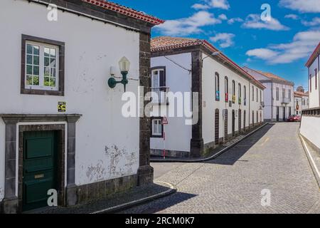 Weiße Steingebäude und kopfsteingepflasterte Straßen im historischen Dorf Vila Franca do Campo auf der Insel Sao Miguel, Azoren, Portugal. Das Dorf wurde Mitte des 15. Jahrhunderts von Goncalo Vaz Botelho gegründet. Stockfoto