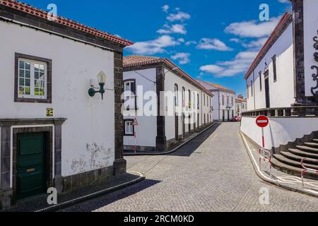 Weiße Steingebäude und kopfsteingepflasterte Straßen im historischen Dorf Vila Franca do Campo auf der Insel Sao Miguel, Azoren, Portugal. Das Dorf wurde Mitte des 15. Jahrhunderts von Goncalo Vaz Botelho gegründet. Stockfoto