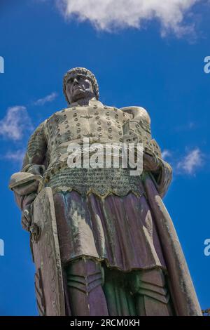 Statue von Goncalo Vaz Botelho, im Largo do Concelho im historischen Dorf Vila Franca do Campo auf der Insel Sao Miguel, Azoren, Portugal. Botelho war ein Entdecker und Soldat, der die östliche Gruppe der Azoren-Inselgruppe besiedelte, die im 15. Jahrhundert das Dorf Franca do Campo gründete. Stockfoto