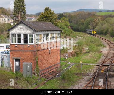 Klasse 150 DMU train150270 vorbei an der Signalbox in Tondu, Süd-Wales, Großbritannien Stockfoto