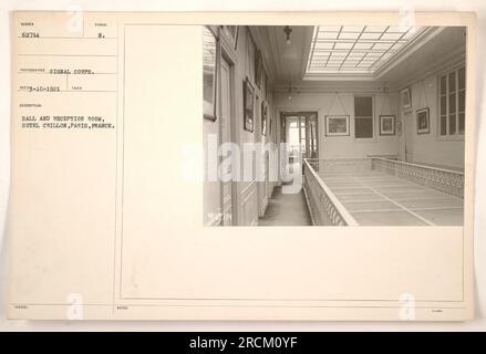 Halle und Empfangsraum im Hotel Crillon in Paris, Frankreich. Das Foto wurde vom Signalkorps aufgenommen und stammt vom 10. März 1921. Das Zimmer scheint elegant und gut eingerichtet zu sein, mit dekorativen Details und einem Kronleuchter, der von der Decke hängt. Stockfoto