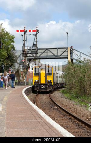 Klasse-150-Sprinterzug, Ankunft am Bahnhof Tondu mit einem Halterungssignal Stockfoto