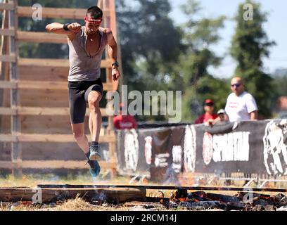 Die Teilnehmer nehmen am ersten Spartan Race in Kroatien Teil, das am 15. Juli 2023 in Sveta Nedelja, Kroatien, stattfindet. Foto: Marko Prpic/PIXSELL Credit: Pixsell/Alamy Live News Stockfoto