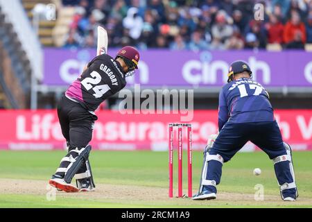 Birmingham, Großbritannien. 15. Juli 2023. Somersets Lewis Gregory streikt während des Vitality T20 Blast Final zwischen Essex Eagles und Somerset am Edgbaston Cricket Ground, Birmingham, England, am 15. Juli 2023. Foto: Stuart Leggett. Nur redaktionelle Verwendung, Lizenz für kommerzielle Verwendung erforderlich. Keine Verwendung bei Wetten, Spielen oder Veröffentlichungen von Clubs/Ligen/Spielern. Kredit: UK Sports Pics Ltd/Alamy Live News Stockfoto