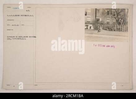 Soldaten des Student Army Training Corps (S.A.T.C.) der Brown University in Providence, Rhode Island, werden beim Marsch in die Kantine gesehen. Dieses Foto mit der Bezeichnung Subjekt 58800 wurde vom offiziellen Fotografen der S.A.T.C. an der Brown University aufgenommen und am 27. April 1919 empfangen. Sie ist nur für den offiziellen Gebrauch gekennzeichnet. Stockfoto