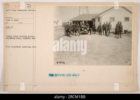 Die Feuerwehr reagierte auf einen Anruf in der Signal Corps Aviation School, Ellington Field, Houston, Texas während des Ersten Weltkriegs. Dieses Foto wurde am 6. Juni 1918 aufgenommen und ist Teil der Fotografien von American Military Activities. Es trägt die Nummer 19592 und wurde vom kommandierenden Offizier empfangen. Stockfoto