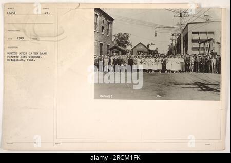 Ein 1919 aufgenommenes Foto mit dem Büro der Lake Torpedo Boat Company in Bridgeport, Connecticut. Das Bild, klassifiziert unter der Nummer 15436, zeigt die Mitarbeiter des Büros des Unternehmens. Stockfoto