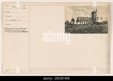 Das Bild zeigt eine Windmühle und ein Haus im Dorf Langemark, Belgien, die im Ersten Weltkrieg durch Maschinengewehrfeuer zerstört wurden. Die Kriegsführung hat die Gebäude schwer beschädigt, was auf die verheerenden Auswirkungen des Konflikts auf die zivile Infrastruktur hindeutet. Stockfoto