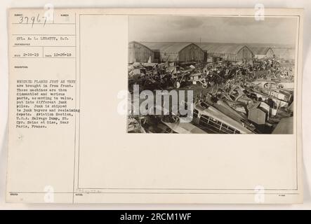 Abbildung 111-SC-37967 zeigt CPL. A. L. Lubatty, S.C.-Fotograf, der eine Szene in der Luftfahrtabteilung, USA, aufnimmt Bergungskippe in St. Cyr, Frankreich, am 26. Dezember 1918. Das Bild zeigt zerstörte Flugzeuge, die von vorne hergebracht und anschließend zerlegt werden. Wertbasierte Teile werden in verschiedene Müllhalden sortiert und später an Käufer und Rückgewinnungslager geliefert. Ausgegebene Notizen: 37967 181. Stockfoto