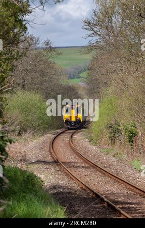 Transport von Dieselzügen der Klasse 150 in Wales auf der eingleisigen Landgleisstrecke, die Llangynwyd im Llynfil-Tal, Wales, passiert Stockfoto