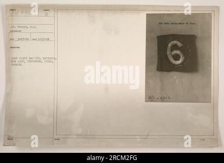 Das Foto zeigt Armeekorps und Division Insignia der 1. Armee in Vincennes, seine, Frankreich. Das Bild wurde am 27. Januar 1919 von LT. Thoner, S.C. Fotograf, aufgenommen. Die Beschreibungsnummer lautet 94996. Das Armeekorps und die Division Insignien auf dem Bild gehören zur 6. Armee und sind weiß auf blau. Diese Angaben wurden in den ausgestellten Hinweisen angegeben. Stockfoto