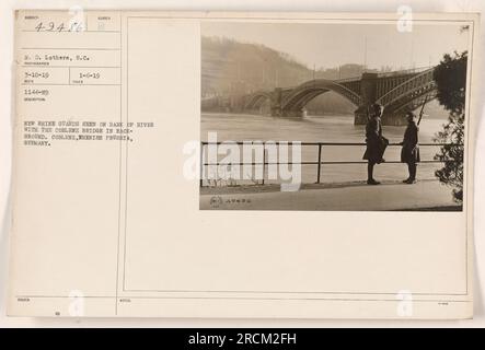 Am Ufer des Flusses stehen neu eingesetzte Rhein-Wachen mit der Coblenz-Brücke im Hintergrund. Dieses Foto wurde in Coblenz, Rheinpreußen, Deutschland aufgenommen. Der Fotograf, H. D. Lothers, machte dieses Bild am 3-10-19, und es wurde zur Verteilung am 1-6-19 herausgegeben. Stockfoto