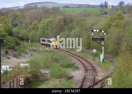 2 Transport für DMU-Züge der Klasse 153 in Wales, die das mechanische Halterungssignal in Tondu, Südwales passieren Stockfoto