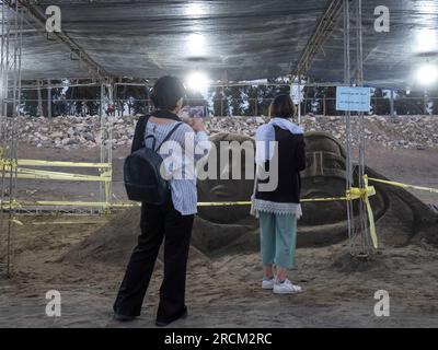 Zwei junge iranische Frauen schauen sich Sandskulpturen an, während sie das Babolsar National Sand Sculpture Festival besuchen, das am 14. Juli 2023 an der Südküste des Kaspischen Meeres in der Provinz Mazandaran, 235 km (146 Meilen) nördlich von Teheran, stattfindet. Die Stadt Babolsar in der Provinz Mazandaran im Norden des Iran veranstaltet ein Sandskulpturenfestival, das die Kreativität und das Talent lokaler Künstler zeigt. Dieses einzigartige Ereignis bietet die Gelegenheit, komplexe Sandskulpturen zu sehen, die von erfahrenen Künstlern geschaffen wurden, die nur Sand und Wasser verwenden, um das reiche kulturelle Erbe des Iran A zu feiern Stockfoto