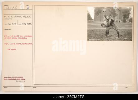 Soldaten, die im Juli 1918 an einer Jiu-Jitsu-Übung in Fort Myer, Virginia, teilnahmen. Die Übung wird von Captain Allen Smith geleitet. Das Foto zeigt eine Demonstration einer Armbruchtechnik. Dieses Bild wird nur offiziell verwendet und wurde von LT. E. N. Jackson vom Signal Reserve Corps aufgenommen. Stockfoto