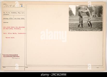 Gruppe von Soldaten, die im Juli 1918 an einer Jiu-Jitsu-Übung in Fort Myer, Virginia, teilnahmen. Das Foto zeigt LT. E. N. Jackson, ein Mitglied der Sig. R.C., Durchführung einer Halswirbeltechnik. Die Bildunterschrift gibt an, dass dieses Bild nicht zur Veröffentlichung bestimmt ist und nur zur offiziellen Verwendung bestimmt ist. Stockfoto