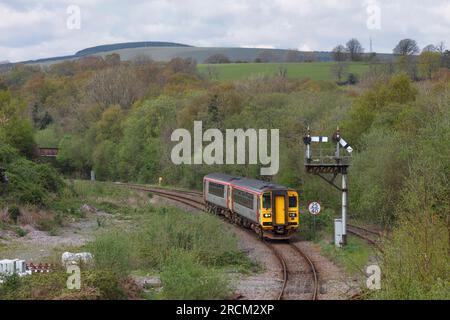 2 Transport für DMU-Züge der Klasse 153 in Wales, die das mechanische Halterungssignal in Tondu, Südwales passieren Stockfoto