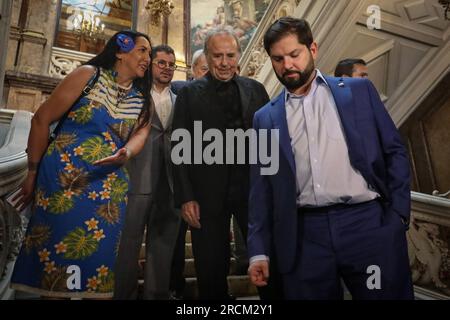 Madrid, Spanien. 15. Juli 2023. Im Vordergrund steht der Präsident der Republik Chile, Gabriel Boric, und im Zentrum der katalanische Sänger und Songwriter Joan Manuel Serrat bei ihrer Ankunft auf der Veranstaltung in der Casa de América. Den Besuch des Präsidenten der Republik Chile in Madrid zu nutzen. Gabriel Boric, die Casa de América und die chilenische Botschaft in Madrid haben anlässlich des nächsten 50. Jahrestages des Staatsstreichs im südamerikanischen Land eine Akte mit dem Titel "Erinnerung und Zukunft 50 Jahre nach dem Staatsstreich" organisiert. Stockfoto