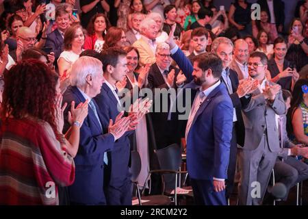 Madrid, Spanien. 15. Juli 2023. Der Präsident der Republik Chile, Gabriel Boric (Arm angehoben), begrüßt die Anwesenden während der Zeremonie in der Casa de América. Den Besuch des Präsidenten der Republik Chile in Madrid zu nutzen. Gabriel Boric, die Casa de América und die chilenische Botschaft in Madrid haben anlässlich des nächsten 50. Jahrestages des Staatsstreichs im südamerikanischen Land eine Akte mit dem Titel "Erinnerung und Zukunft 50 Jahre nach dem Staatsstreich" organisiert. Putsch unter der Führung von General Augusto Pinochet gegen Präsident Salvador Allende. Stockfoto