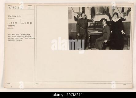 Mr. Und Mrs. Ross-David und Miss Margaret Wilson versammelten sich am Klavier in St. Dizier, Creuse, Frankreich. Das Foto wurde am 16. Januar 1919 von LT. Fox aufgenommen und am 1. März 1919 erhalten. Das Bild hat die Nummer 49634 und die Beschreibung ist 2583-19. Stockfoto