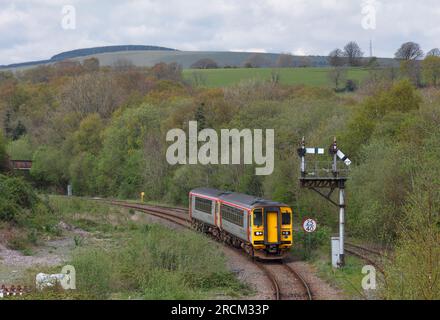 2 Transport für DMU-Züge der Klasse 153 in Wales, die das mechanische Halterungssignal in Tondu, Südwales passieren Stockfoto