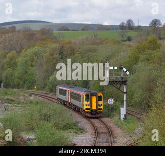 2 Transport für DMU-Züge der Klasse 153 in Wales, die das mechanische Halterungssignal in Tondu, Südwales passieren Stockfoto