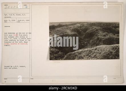 Sergeant Paul W. Cloud steht am 24. September 1918 auf einem Hügel bei Fliry, Frankreich. Hier wurden die Deutschen am 12. September 1918 besiegt. Ein kleiner amerikanischer Friedhof ist vor den Gräben links zu sehen. Dieses Foto wurde während des Ersten Weltkriegs aufgenommen Stockfoto