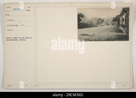 Fußgänger, die während des Ersten Weltkriegs in Caulaincourt, Frankreich, eine Straße entlang spazieren. Das Bild trägt die Bezeichnung G-2, 65212 in der Serie „Fotos amerikanischer Militäraktionen“. Das Foto wurde vom Fotografen Reco am 12. Mai 1919 aufgenommen. Die Stadt scheint friedlich zu sein, aber die Notizen "KALIBERPERIPHERA" deuten auf eine mögliche militärische Relevanz hin. Stockfoto