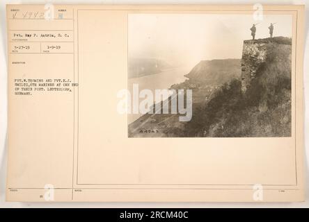 Pvt. Ray P. Antrim von der S.C. posiert mit Pvt. W. Thoming und Pvt. E.J. Smiltz von den 6. Marines an einem Ende ihres Postens in Leutesdorf, Deutschland. Foto aufgenommen am 9. Januar 1919. (Fotoreferenz: 111-SC-44943) Stockfoto