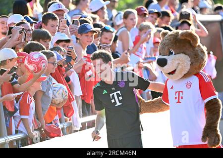 Rottach Egern, Deutschland. 15. Juli 2023. Alexander NUEBEL mit Fans, Fußballfans und Maskottchen Bernie, Autogramme signieren, FC Bayern München trainieren. Trainingslager in Rottach Egern am 15. Juli 2023. Fußball 1. Bundesliga, Staffel 2023/2024. ? Kredit: dpa/Alamy Live News Stockfoto