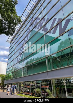 Ivy-sur-seine, Frankreich, Pariser Vororte, Leroy Merlin Hardware Store Building, Leute vor der Tür Stockfoto