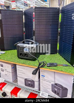 Ivy-sur-seine, Frankreich, Pariser Vororte, Leroy Merlin Hardware Store, Detail, Portable Solar Energy Kit ausgestellt, Solarpaneele paris Stockfoto